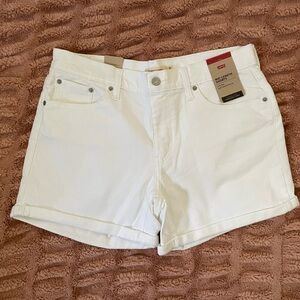 Brand New Levi’s Mid-Length White Shorts: Size 31